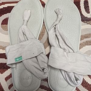 Sanuk slippers/ yoga sandal size 9 light tan